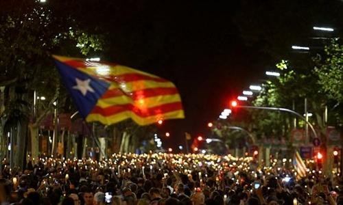 Người dân vẫy cờ Catalonia biểu tình phản đối Tây Ban Nha bắt hai thủ lĩnh ly khai tại Barcelona hôm 17/10. Ảnh: Reuters.