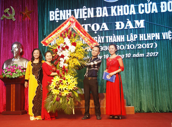Đại diện lãnh đạo Bệnh viện chúc mừng cán bộ, nhân viên, y bác sĩ nữ nhân Ngày Phụ nữ Việt Nam. Ảnh: Đinh Nguyệt
