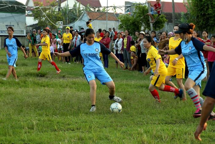 pha tranh bóng gay cấn