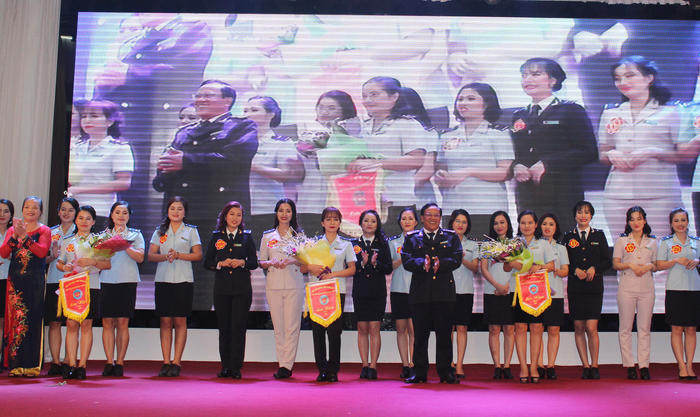 Lãnh đạo Cục Hải quan tỉnh tặng hoa chúc mừng các đội thi và chúc mừng toàn thể cán bộ nữ cơ quan nhân Ngày Phụ nữ Việt Nam. Ảnh: Đinh Nguyệt