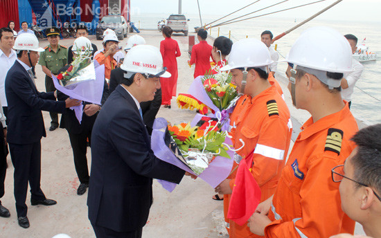 Các đồng chí lãnh đạo Trung ương, tỉnh Nghệ An và chủ đầu tư tặng hoa thủy thủ đoàn tàu quốc tế mang quốc kỳ Canada cập cảng Vissai. Ảnh NS