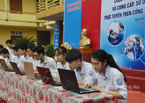Học sinh Trường Nguyễn Duy Trinh (Nghi Lộc) tham gia cuộc thi tìm hiểu pháp luật về An toàn giao thông qua mạng internet năm 2017. 