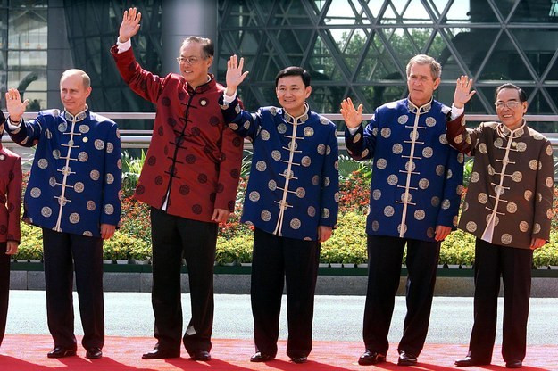 Hội nghị Cấp cao APEC lần 9 tại Thượng Hải (Trung Quốc), tháng 11/2001, thông qua Tuyên bố chung và Tuyên bố Thượng Hải.