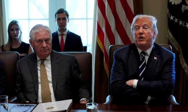 Ngoại trưởng Hoa Kỳ Rex Tillerson lắng nghe Donald Trump đang nắm giữ cuộc họp nội các tại Nhà Trắng ở Washington, ngày 16 tháng 10 năm 2017.