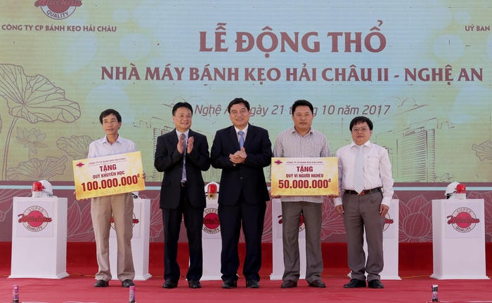 Chủ đầu tư tăng Quỹ khuyến học và Quỹ vì người nghèo thị xã Hoàng Mai. Ảnh: Đức Anh