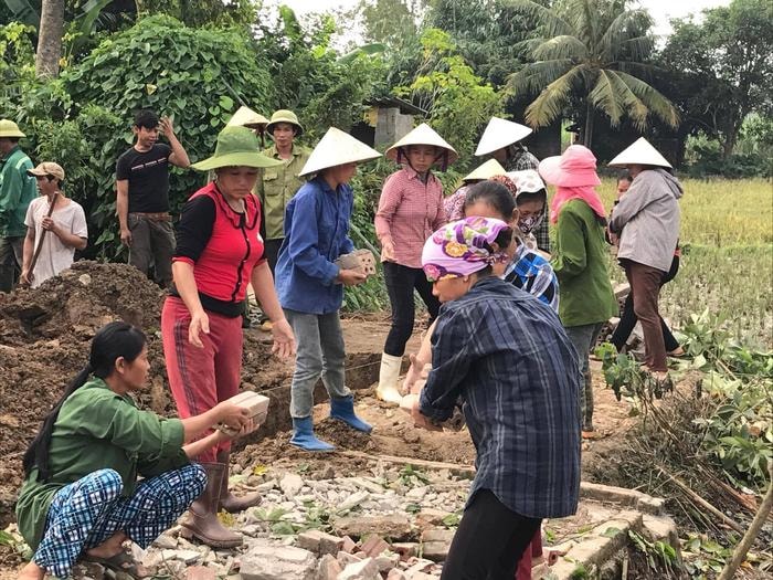 Chị em hội viên phụ nữ giúp đỡ ngày công và hộ trợ tiền cho gia đình chị