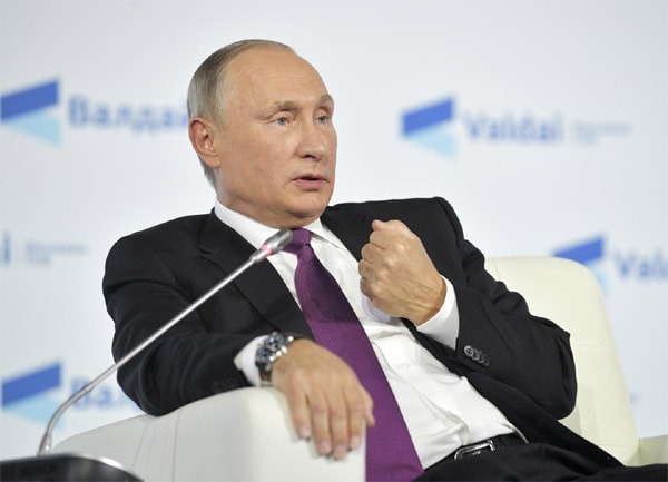 Tổng thống Vladimir Putin trò chuyện tại Câu lạc bộ Đối thoại Valdai ở Sochi, Nga, ngày 19/10. Ảnh: Reuters