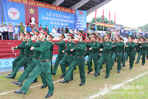 Lễ diễu hành của Khối lực lượng vũ trang trên địa bàn huyện. Ảnh: Như Lành