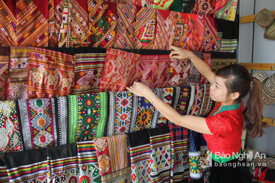 Nếu trước kia phụ nữ Thái phải tự tay làm trang phục cho mình thì ngày nay các loại váy đã được bày bán ở các chợ, trung tâm thương mại... Ảnh: Hồ Phương