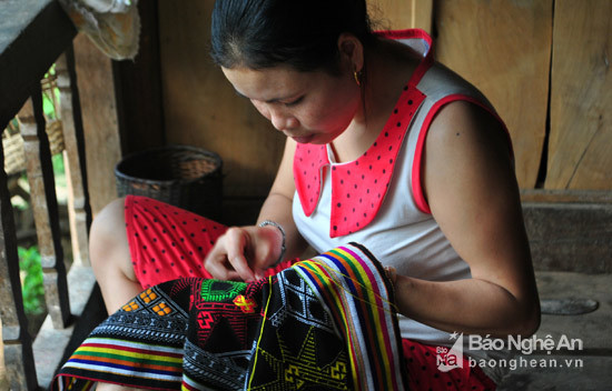 Mỗi đường kim. sợi chỉ trên chiếc chân váy  là kết tinh của sự tinh xảo và nét văn hóa đặc sắc của người phụ nữ Thái. Ảnh: Hồ Phương 