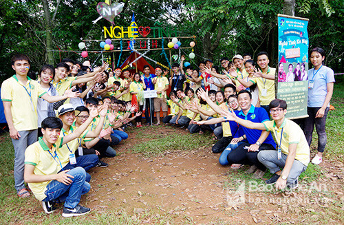  Sinh viên Nghệ Tĩnh tại TP Hồ Chí Minh hào hứng với hội trại tháng 10. Cũng như các năm trước, hội trại không quá tập trung vào việc làm trại mà chú trọng vào các trò chơi  dân gian mang tính cộng đồng. Ảnh: Sỹ Hoàng