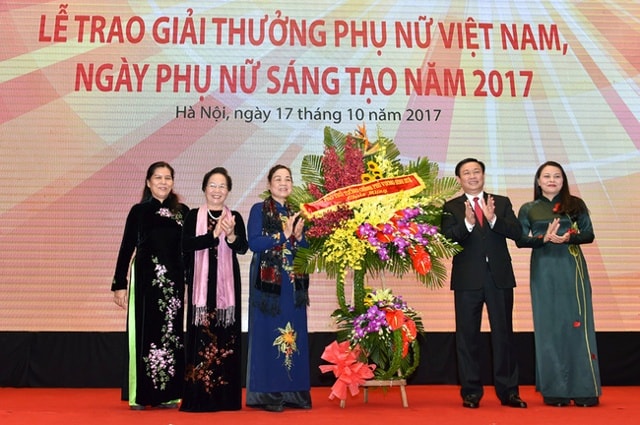 Phó Thủ tướng Vương Đình Huệ tặng hoa chúc mừng Ngày Phụ nữ Việt Nam. Ảnh: VGP/Nhật Bắc