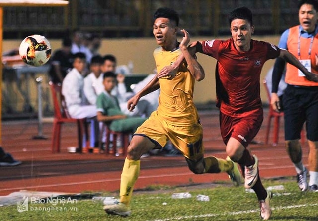 Tiền đạo Đình Bảo ghi bàn vào lưới đội bóng quê hương ở vòng đấu vừa qua. Ảnh: Thành Cường