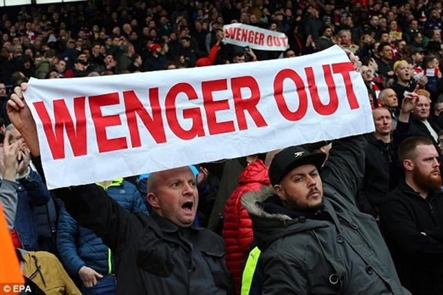 Cổ động viên Arsenal đang liên tục gây áp lực đòi BLĐ sa thải HLV Arsene Wenger. Ảnh: Internet