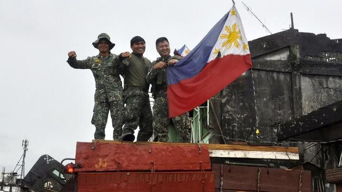 Quân đội Philippines ăn mừng chiến thắng sau khi giành lại được thành phố Marawi từ tay phiến quân Hồi giáo. Ảnh: Los Angeles Times