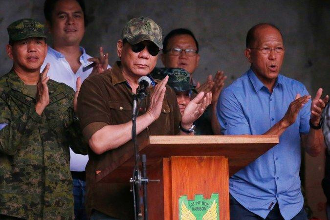 Tổng thống Philippines Rodrigo Duterte phát biểu trước binh lính hôm thứ Ba (17/10), ngay sau khi có tin tiêu diệt lãnh đạo phiến quân. Ảnh: Associated Press