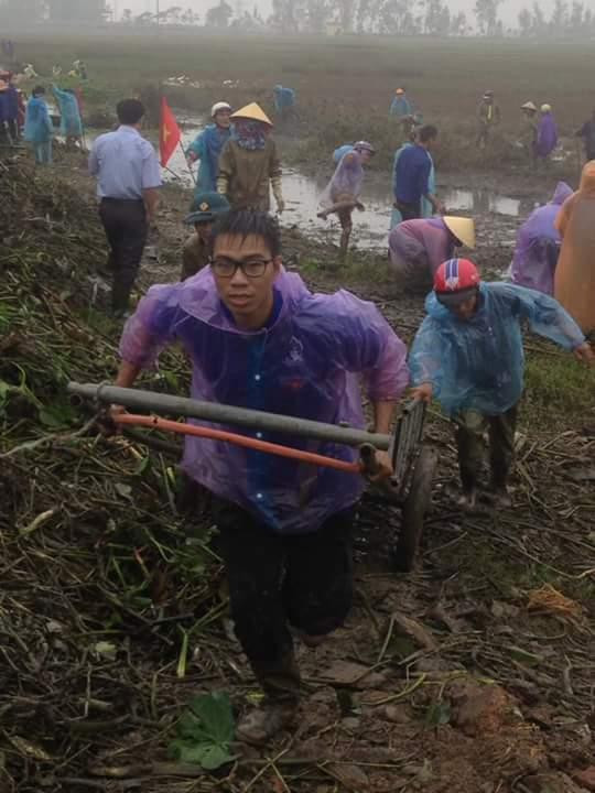 Mặc dù thời tiết mưa gió nhưng đã có hơn 300 đoàn viên thanh niên huyện Hưng Nguyên vẫn tích cực tham gia nạo vét kênh mương nội đồng.