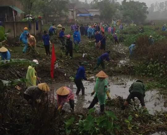 Trong sáng 22/10, 300 đoàn viên thanh niên đã hoàn thành khối lượng đào đắp hơn 1000m kênh T16. Đây là tuyến kênh tưới tiêu quan trọng của huyện Hưng Nguyên, công trình hoàn thành sẽ đảm bảo tiêu úng trong mùa mưa bão năm năm nay. Ảnh: Hữu Thái