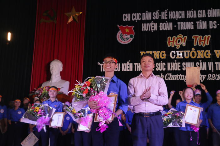 Ông Nguyễn Bá Tân - Chi cục trưởng Chi cục Dân số - KHHGĐ tặng giải xuất sắc nhất cho thí sinh Nguyễn Đức An. Ảnh: Mỹ Hà