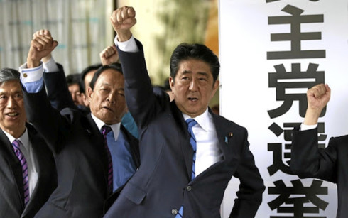 Liên minh cầm quyền của Thủ tướng Shinzo Abe đã giành thắng lợi áp đảo trong cuộc bầu cử Hạ viện Nhật Bản. Ảnh: Reuters