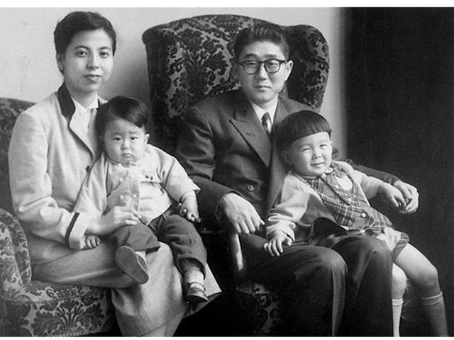 Thủ tướng Nhật Bản Shinzo Abe thời niên thiếu (dưới cùng bên trái) chụp năm 1956. Ông đang ở bên gia đình của mình, bao gồm người cha Shintaro Abe, thời đó là Ngoại trưởng Nhật Bản.