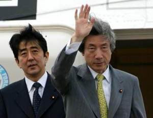 Dưới sự lãnh đạo của Thủ tướng Koizumi, Nhật Bản đã năng động hơn (người đi sau, bên trái chính là Shinzo Abe).