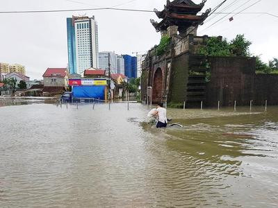 Nước ngập nửa người ở khu vực đường Đào Tấn (TP. Vinh). Ảnh: Nhật Lân