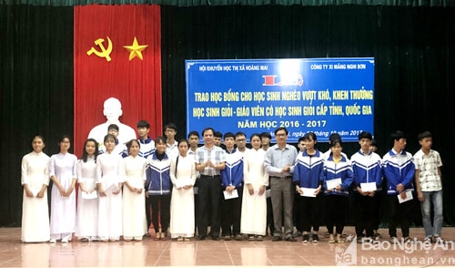 Trao thưởng cho các em học sinh giỏi tỉnh, học sinh giỏi cấp quốc gia trong năm học 2016 – 2017.