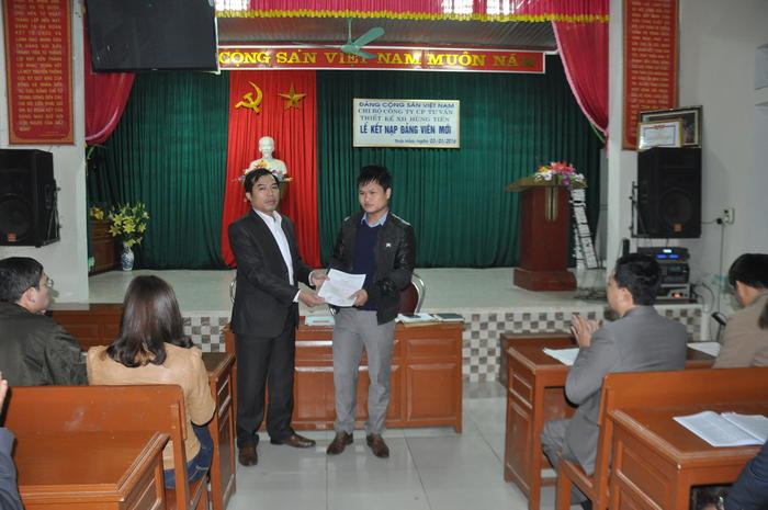 Lễ kết nạp đảng viên mới tại Chi bộ Công ty CP tư vấn - thiết kế xây dựng Hùng Tiến đóng trên địa bàn thị xã Thái Hòa.
