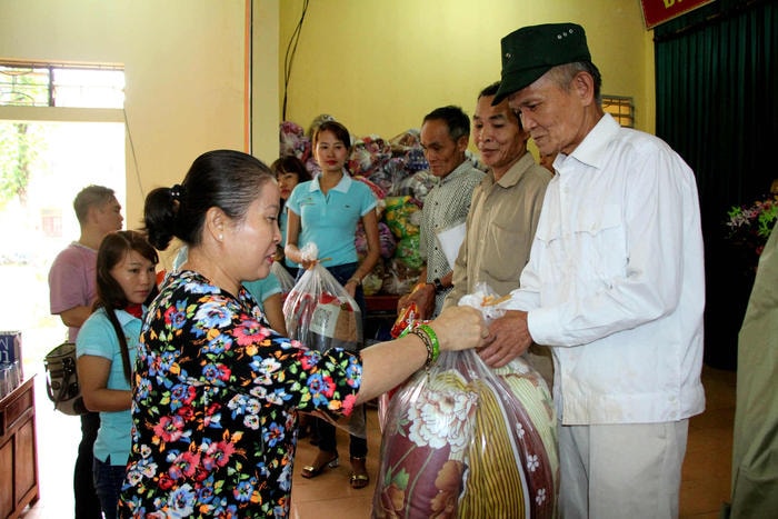 Đoàn trao quà cho các cựu chiến binh nghèo xã Châu Thôn. Ảnh Hùng Cường