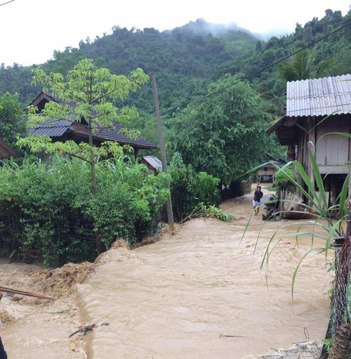 Bản làng ở huyện Tương Dương bị cô lập trong ngày mưa lũ. Ảnh: Công Khang