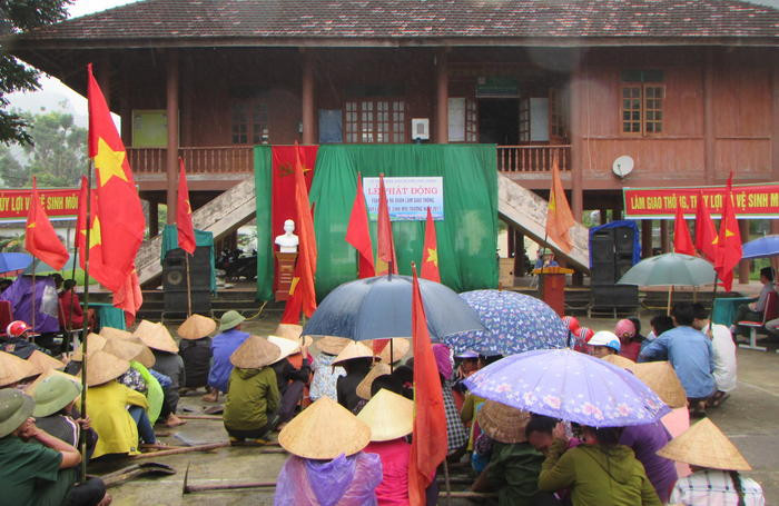 Mặc dù sáng 23/10 trời mưa nhỏ, song gần 400 bà con nhân dân xã Yên Khê đã tập trung 