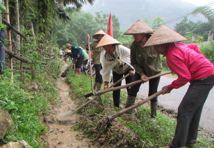 Tổ chức ra quân phát quang nạo vét, tu sửa các công trình thủy lợi phục vụ sản xuất nông nghiệp, trước mắt là phục vụ cho vụ Đông năm 2017 và vụ Xuân năm 2018. Mục tiêu của đợt phát động năm nay là huy động sức dân tập trung nạo vét, khơi thông cống rãnh, tu sửa mặt đường, xử lý cục bộ những điểm lầy lội, sạt lở, làm mới và tu sửa các cầu tạm dân sinh. Đồng thời, ra quân xử lý môi trường trong đó tập trung xử lý nguồn nước sinh hoạt dân sinh, rác thải do ảnh hưởng của mưa bão. Ảnh: Minh Hạnh