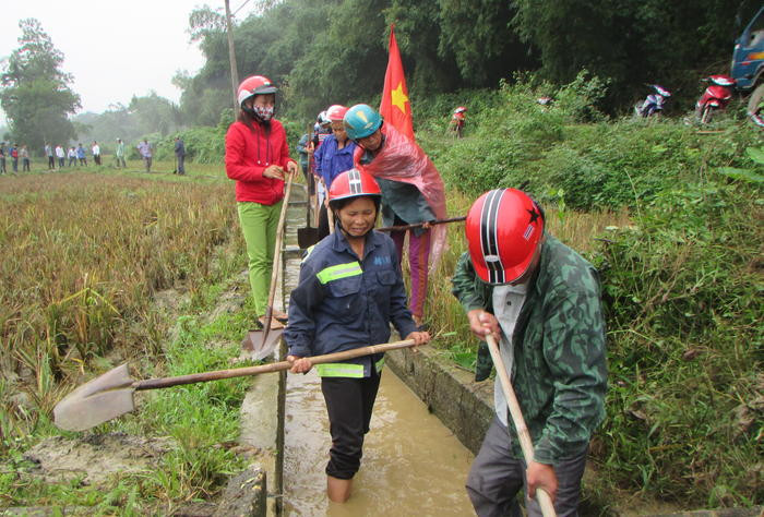 gần 400 người dân xã Yên Khê  cùng với cán bộ Xí nghiệp thủy lợi Con Cuông đã tích cực ra quân nạo vét, khơi thông kênh mương, tôn tạo đường giao thông nội đồng.