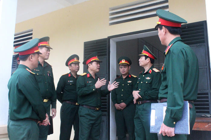 Đồng chí Trung tướng Nguyễn Tân Cương - Tư lệnh Quân khu kiểm tra nơi ăn ở sinh hoạt bộ đội tại Trung đoàn 1 với Sư đoàn 324. Ảnh: Hữu Tân