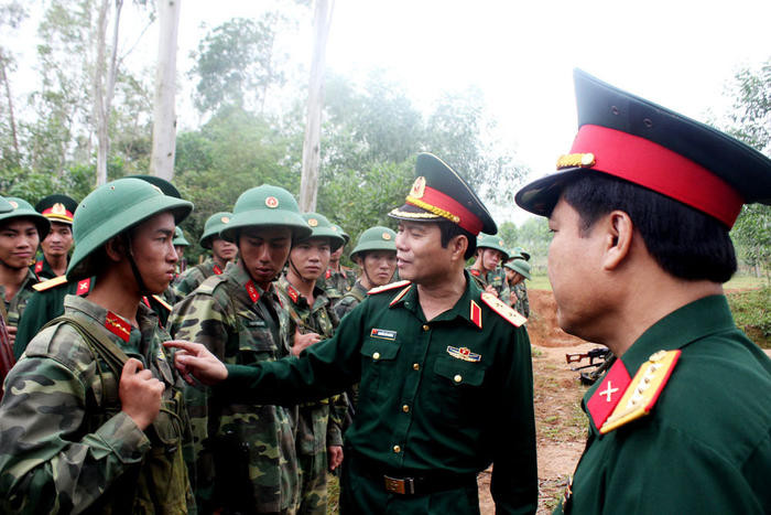 Đồng chí Trung tướng Nguyễn Tân Cương - Tư lệnh Quân khu gặp gỡ động viên cán bộ, chiến sỹ đang huyến luyện tại Trung đoàn 1 với Sư đoàn 324. Ảnh: Hưu Tân