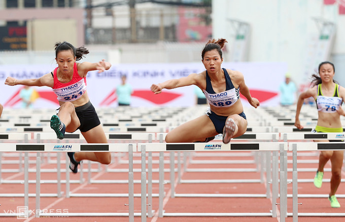 Ở cự ly 100m rào nữ, nhà ĐKVĐ SEA Games Trần Thị Yến Hoa (giữa) của Thừa Thiên Huế dễ dàng giành HC vàng.