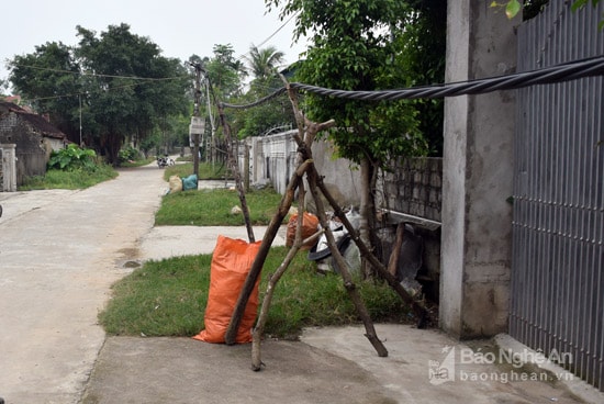Sợ dây điện bị hở, bà con phải dùng cây que làm cột điện tạm. Ảnh: Xuân Hoàng
