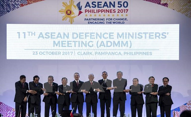 Đại tướng Ngô Xuân Lịch (thứ 2, phải) chụp ảnh chung cùng Bộ trưởng Quốc phòng các nước ASEAN tại hội nghị. (Nguồn: AFP/TTXVN)