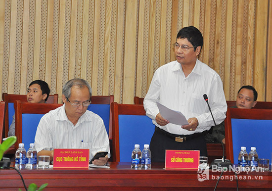 Phó giám đốc sở Công thương Nguyễn Huy Cương báo cáo dự thảo quy hoạch công nghiệp. Ảnh: TH