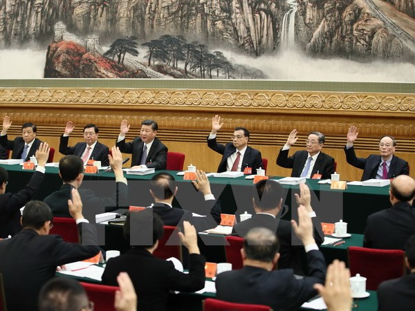 Đoàn Chủ tịch biểu quyết tại Đại hội XIX Đảng Cộng sản Trung Quốc, ngày 23/10. (Nguồn: THX/TTXVN)