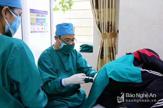 Dịp này, Giáo sư, Tiến sỹ Cao Minh Châu sẽ hướng dẫn các bác sỹ trong bệnh viện tiếp cận với các chức năng khám, điều trị các bệnh thần kinh. Ảnh: Lâm Tùng