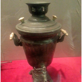 Ấm Samovar là món đồ lưu niệm mà những gia đình có con học tập hoặc làm việc ở Liên Xô mang về Việt Nam. Chiếc ấm này dùng để đun sôi và giữ ấm cho bình trà phía trên. Trong tủ kính phòng khách của những người dân Việt yêu nước Nga, ấm Samovar, chú lật đật và búp bê Matryoshka luôn nằm ở một vị trí quan trọng.