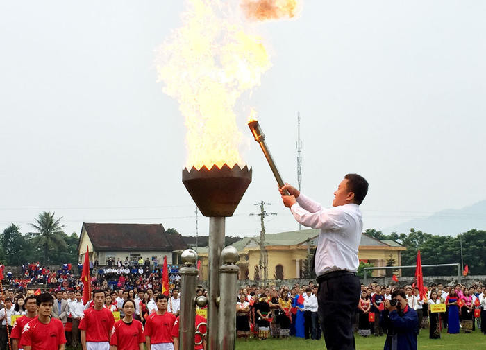 Đồng chí Lê Văn Giáp - Chủ tịch UBND huyện Quế Phong thắp ngọn lửa truyền thống nhằm khích lệ Phong trào Toàn dân tham gia tập thể dục. Ảnh: Thúy Hằng
