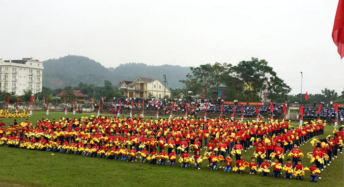 Màn đồng diễn của hơn 200 học sinh đến từ Trường Tiểu học và THCS Thị trấn Kim Sơn. Ảnh: Thúy Hằng