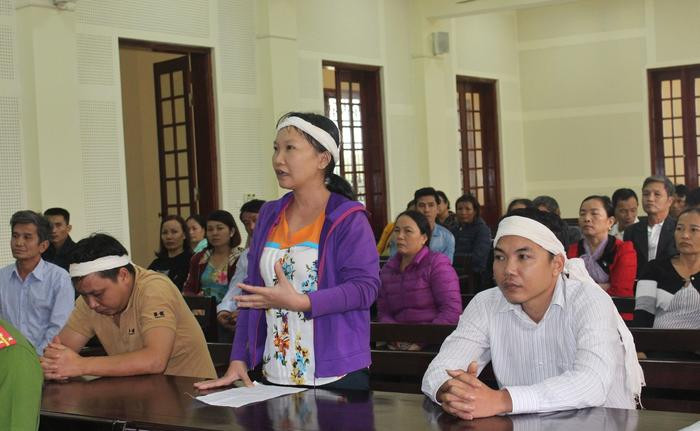 3 người con ruột và người thân, láng giềng của bà Hương không đồng tình với tội danh ''giết người'' mà Viện kiểm sát đưa ra đối với bị cáo Hồ Thị Huệ. Ảnh: Phương Thảo