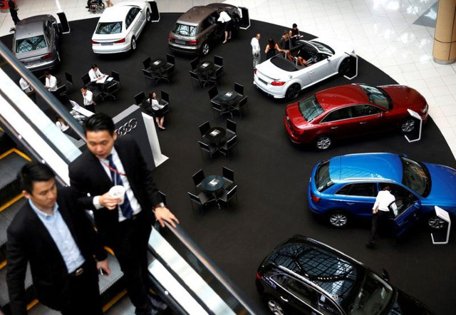 Xe hơi bày bán tại một trung tâm thương mại ở Singapore - Ảnh: REUTERS