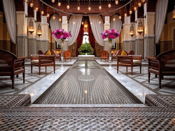 Royal Mansour, Marrakech, Morocco  Mất hơn 3 năm và 1.200 thợ thủ công để hoàn thiện khách sạn này. Mỗi riad (nhà truyền thống của người Morocco) có 3 tầng, gồm một sân nhỏ, một phòng khách, phòng ngủ, sân thượng có lò sưởi và bể bơi nước nóng. Du khách sẽ được các nhân viên chăm sóc mà không hề có cảm giác bị làm phiền.