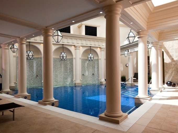 Gainsborough Bath Spa, Somerset, Anh  Khách sạn 5 sao với 99 phòng này từng là một bệnh viện, sau đó được kiến trúc sư Alexandra Champalimaud tân trang lại năm 2015. Bên trong, trần và cửa sổ được tôn cao,  mang phong cách retro. Đáng lưu ý là nguồn nước ở đây lấy từ suối nước nóng, từng cung cấp cho các phòng tắm La Mã cổ đại của thị trấn.