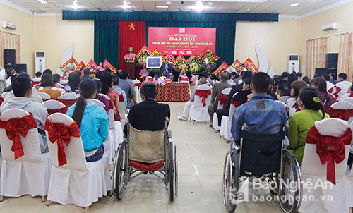 100 đại biểu là người khuyết tật tiêu biểu đại diện cho hơn 300 người khuyết tật ở các cấp hội cơ sở tham dự đại hội. Ảnh: Thanh Nga